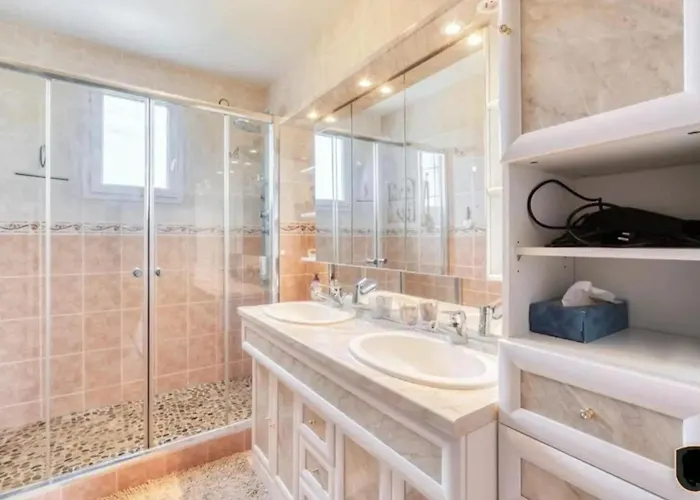 Confortable A Ranville, Piscine Privee Vila Ranville