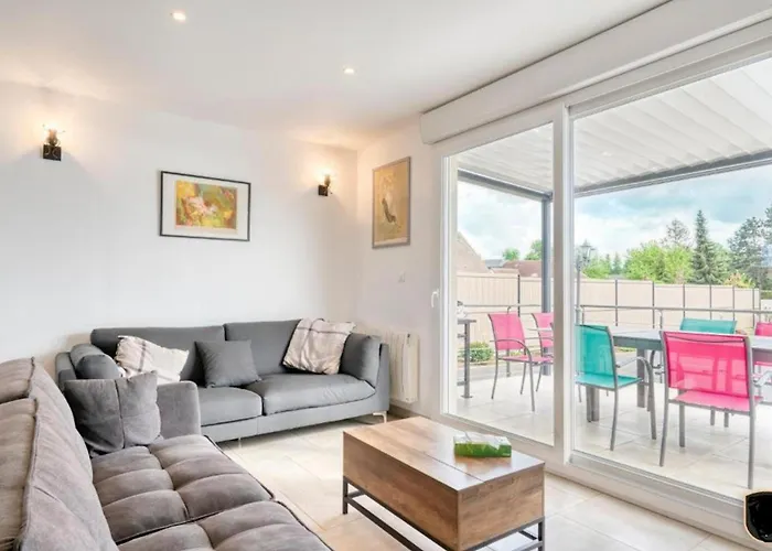 Confortable A Ranville, Piscine Privee Vila Ranville